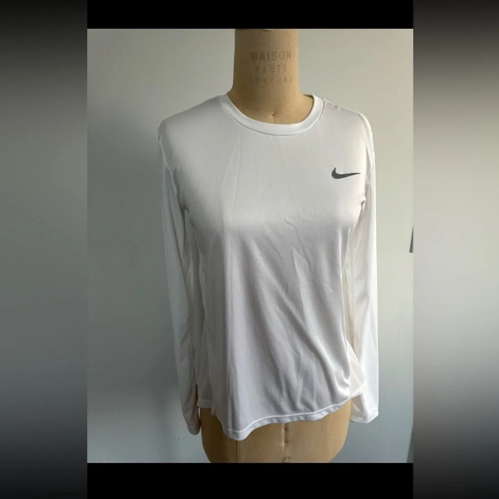 Nike women’s White Fitted Long Sleeve Tee size XS